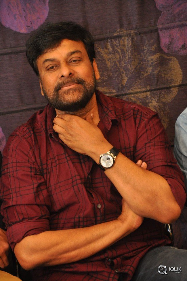 Chiranjeevi-Felicitates-Tholi-Prema-Movie-Team-at-His-Home